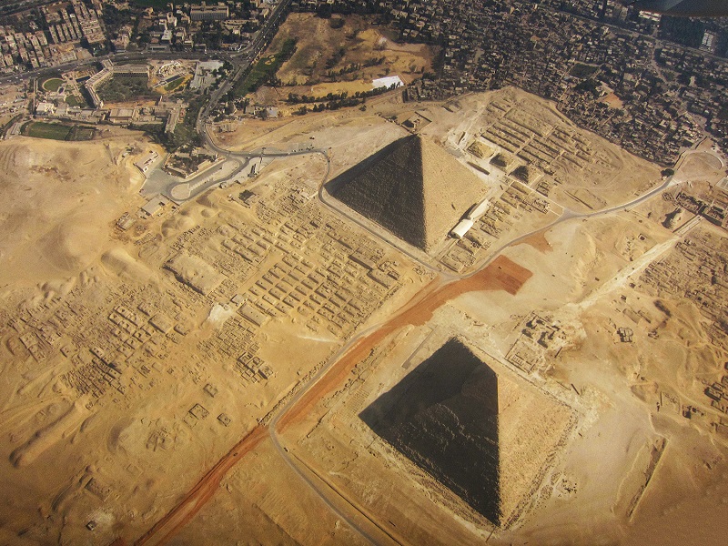 De Piramide is omgeven door verschillende andere structuren