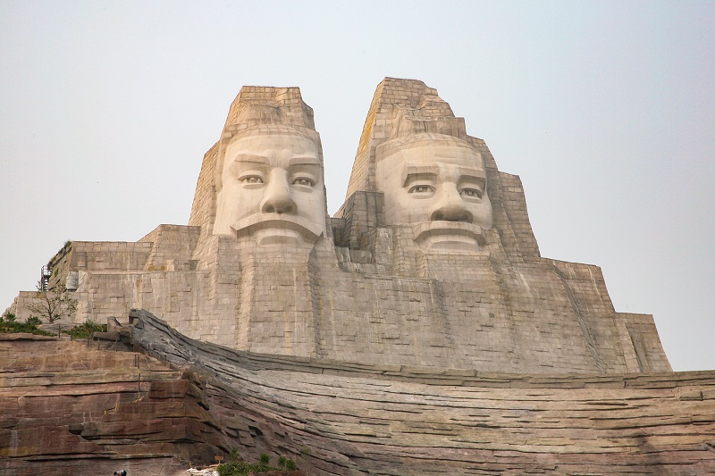 Emperors Yan and Huang, China - 106 meter